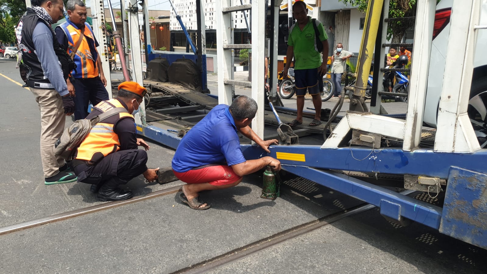 Truk Fuso Muatan Mobil Baru Tersangkut di Rel Perlintasan KA Kediri