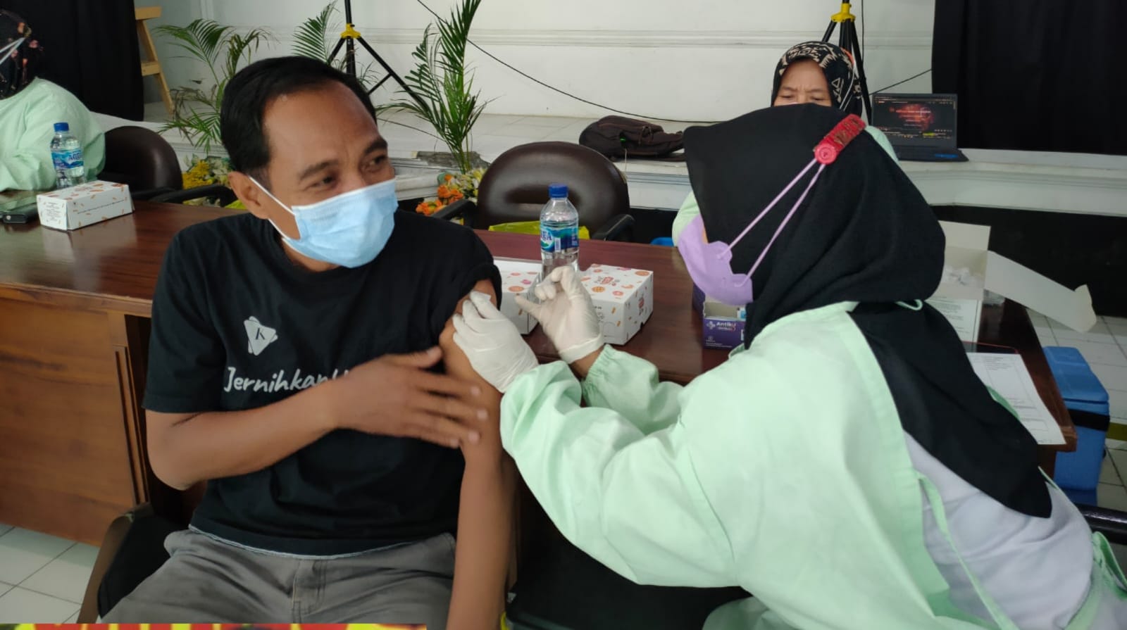 Interaksi dengan Banyak Orang, Wartawan di Jombang Divaksin Booster