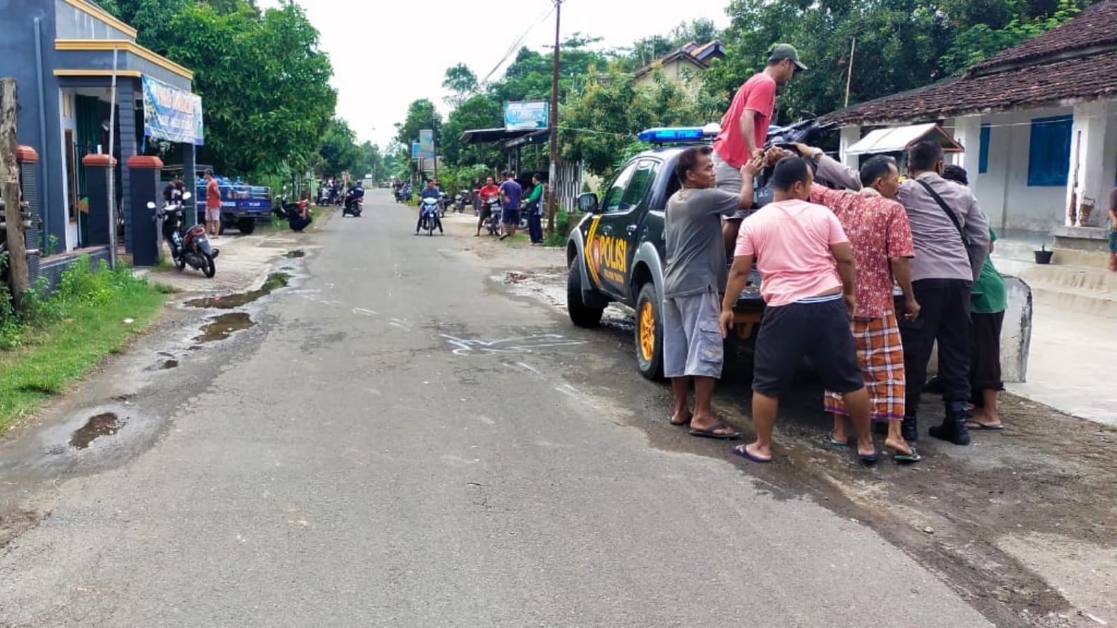 Naik Motor Kecepatan Tinggi, Pelajar di Nganjuk Tewas Tabrak Roda Tiga Parkir