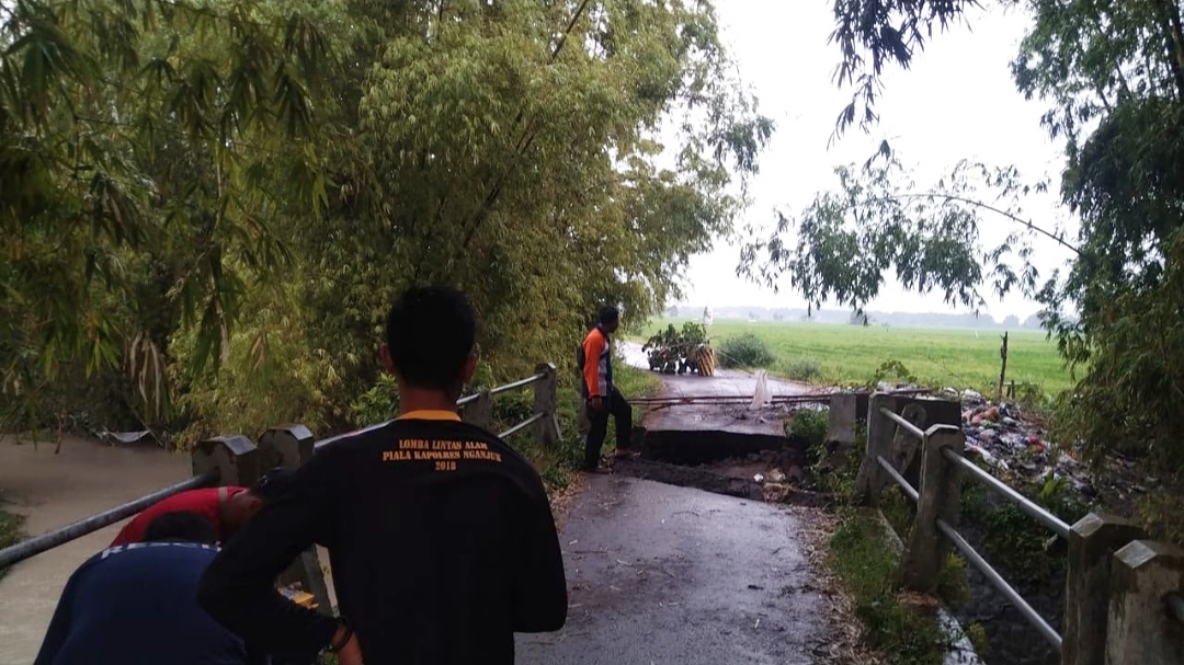 Jembatan Penghubung Antardesa Di Nganjuk Putus Warga Putar Balik