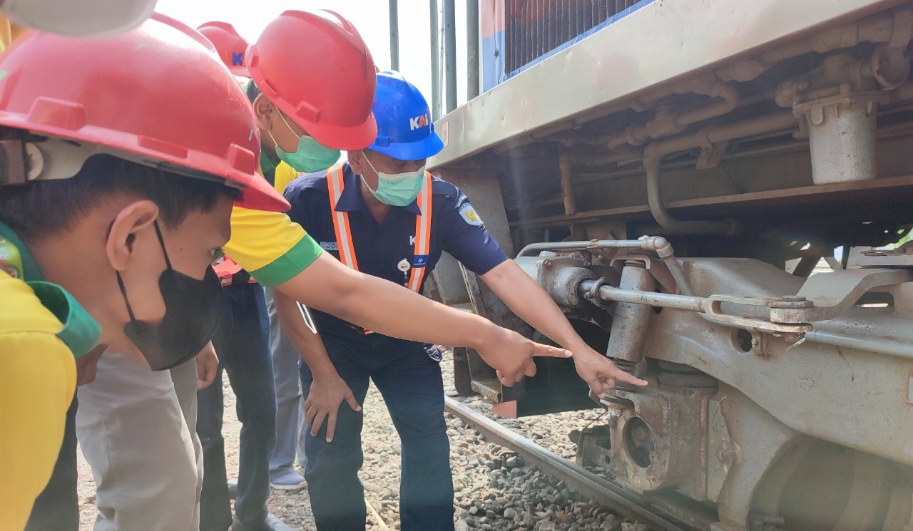 Komunitas Pecinta KA Belajar Mengenal Perawatan Lokomotif di Madiun