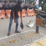 Pemuda Demo Tabur Bunga di Pintu Masuk PT Semen Indonesia Tuban