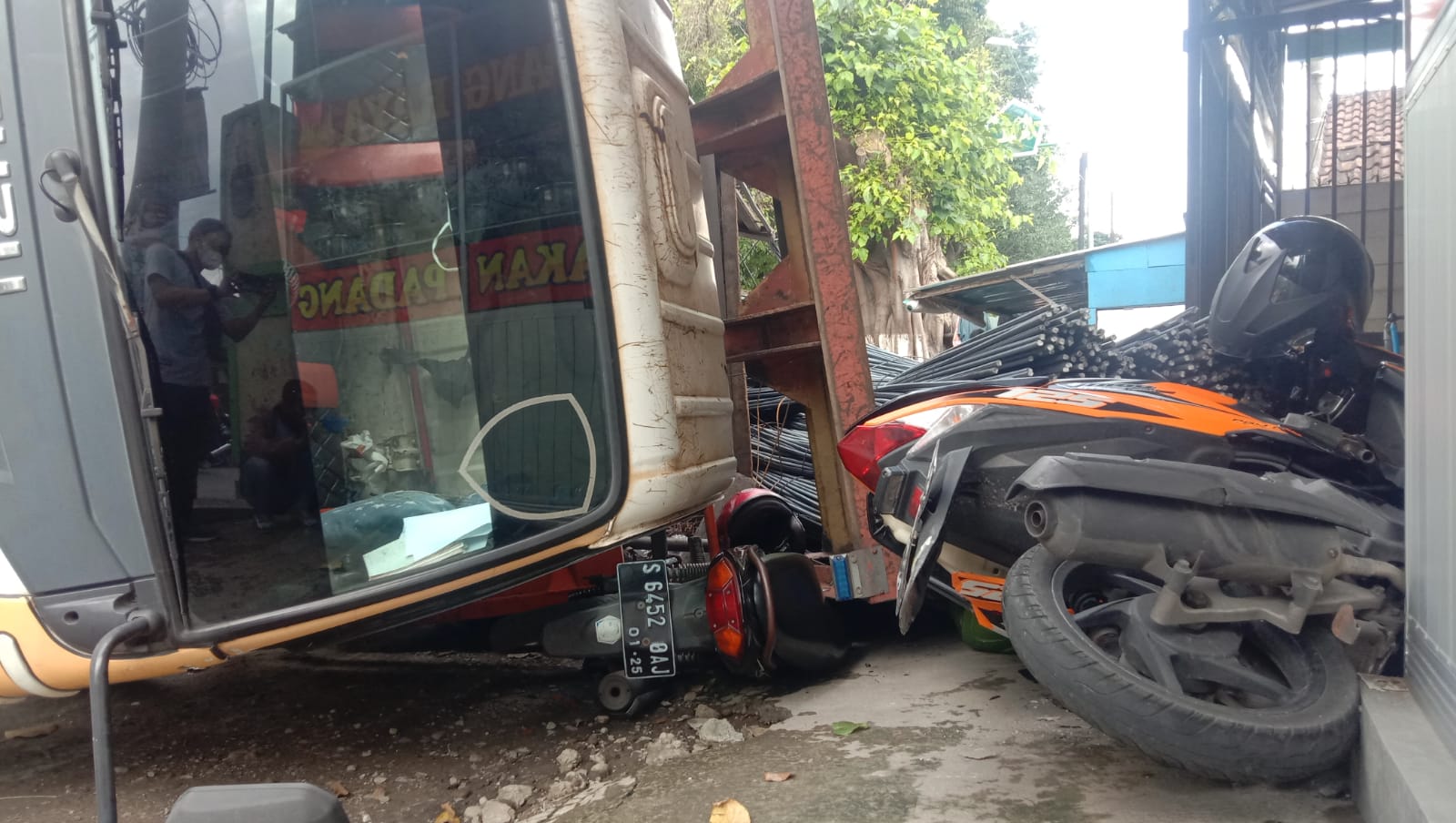 Bekas galian pipa Jargas ambles, truk terguling timpa 2 motor di Jombang