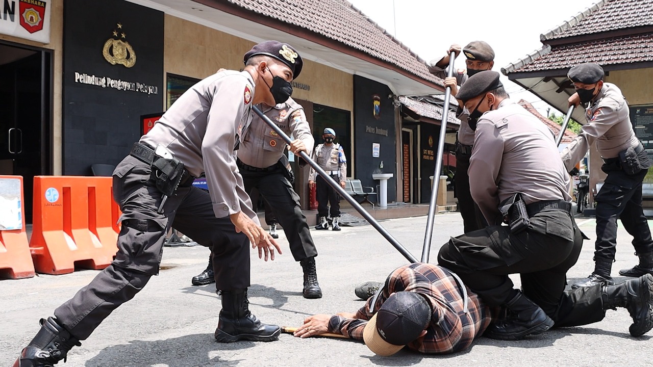 Simulasi Penyerangan Polres Jombang, Polisi Lumpuhkan Pria Bersajam