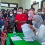 Mensos Risma Pantau Pencairan BPNT Dalam Bentuk Tunai di Jombang