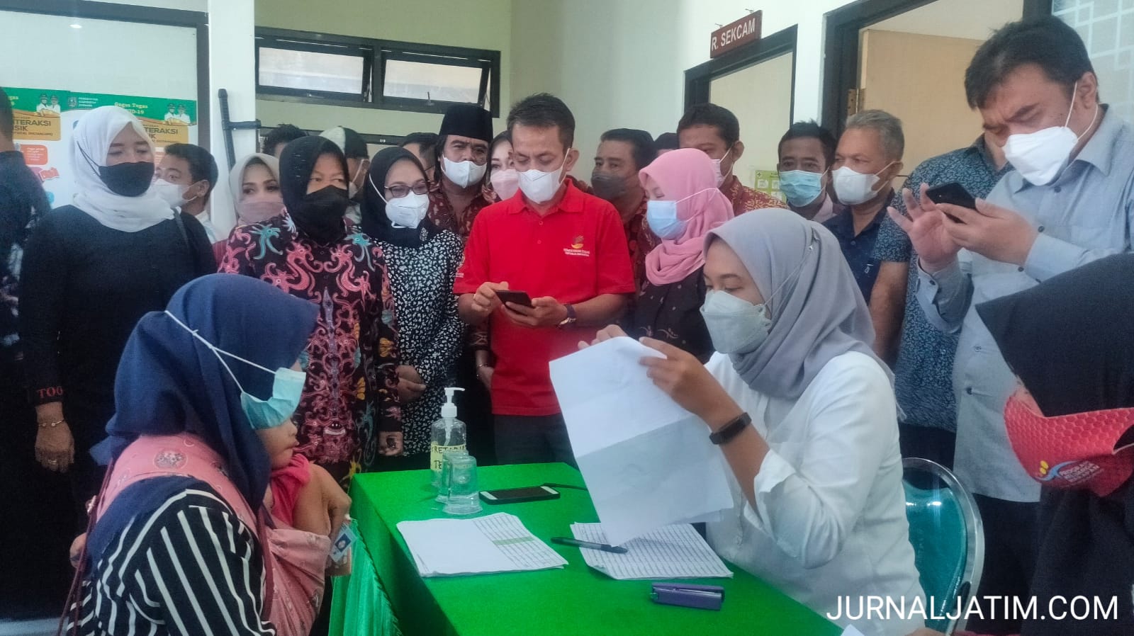 Mensos Risma Pantau Pencairan BPNT Dalam Bentuk Tunai di Jombang