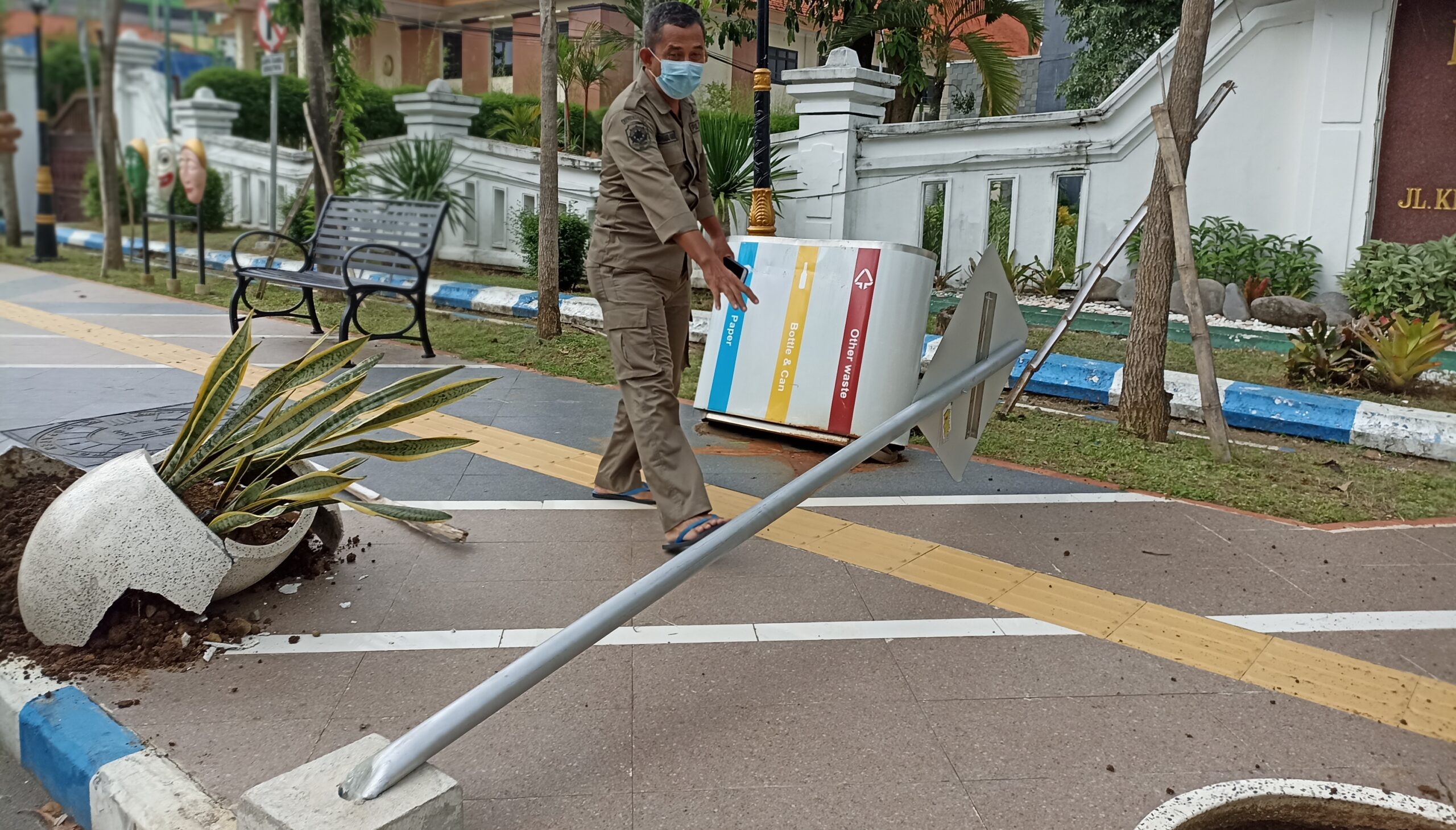 Pria Gondrong Ngamuk dan Rusak Pot Bunga di Depan Kantor Pemkab Jombang
