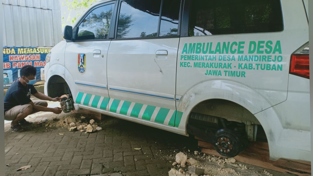 Keterlaluan! Empat Ban dan Pelek Mobil Ambulans Desa di Tuban Digasak