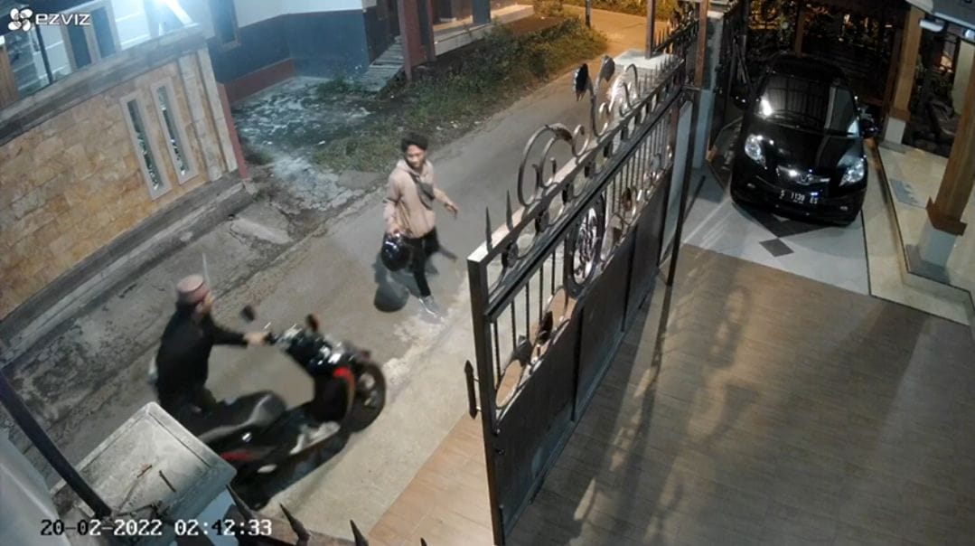 Tiga Pemuda Curi 2 Motor di Rumah Polisi Tuban Terekam Kamera CCTV