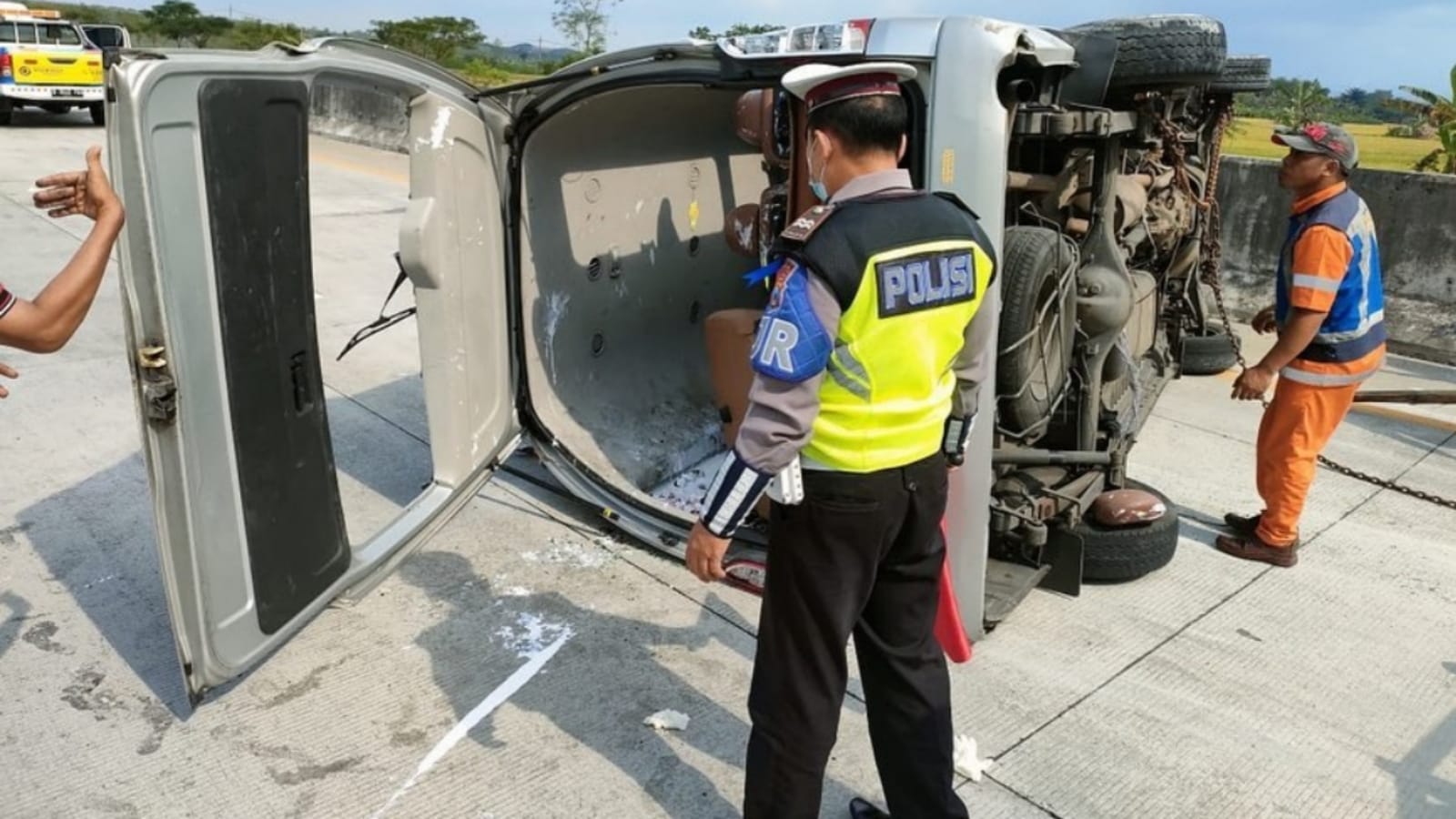 Ban Meletus, Toyota Hiace Penumpang 11 Orang Terguling di Tol Madiun