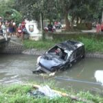 Kronologi Honda Jazz Ditumpangi Dua Perawat Terjun Sungai di Jombang