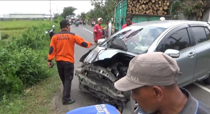 Tabrakan Dengan Mobil Pengiring Manten di Jombang, Sedan Masuk Parit