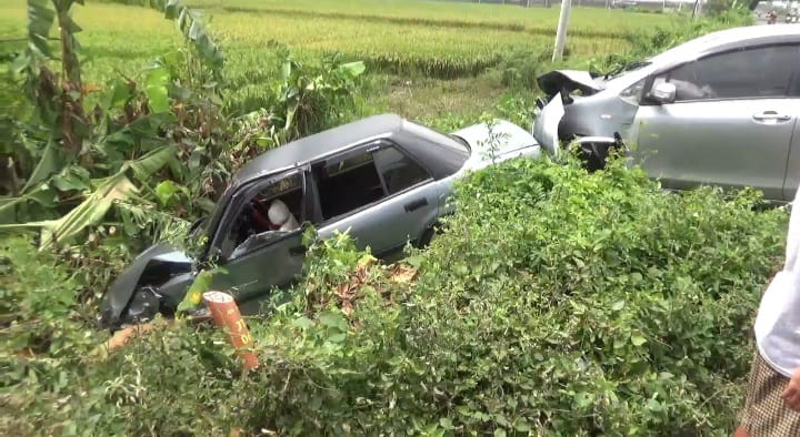 Tabrakan Dengan Mobil Pengiring Manten di Jombang, Sedan Masuk Parit