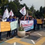 Buruh di Jombang Demo Cabut Permenaker JHT dan Minta Copot Menaker