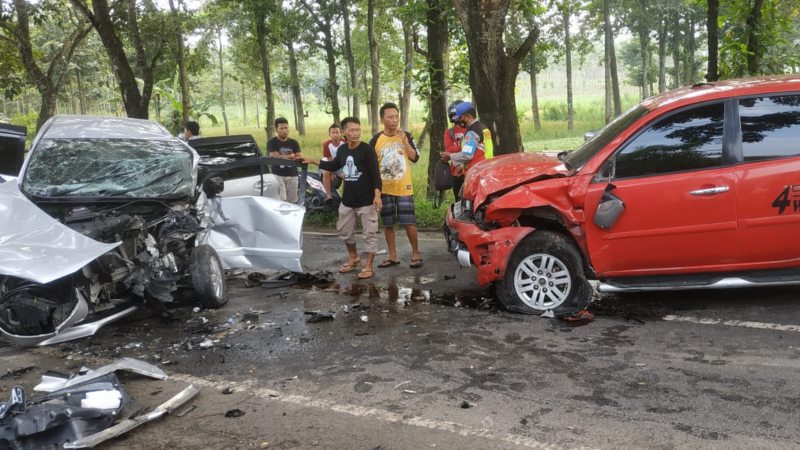 Brak..! Avanza Tabrak Mobil Strada di Tuban, Dua Orang Penumpang Tewas