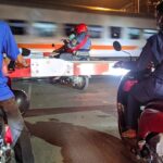 Viral, Pemotor Bawa Bayi Terobos Perlintasan Kereta Diduga di Jombang