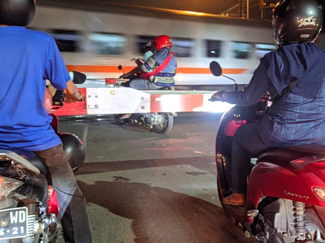 Viral, Pemotor Bawa Bayi Terobos Perlintasan Kereta Diduga di Jombang