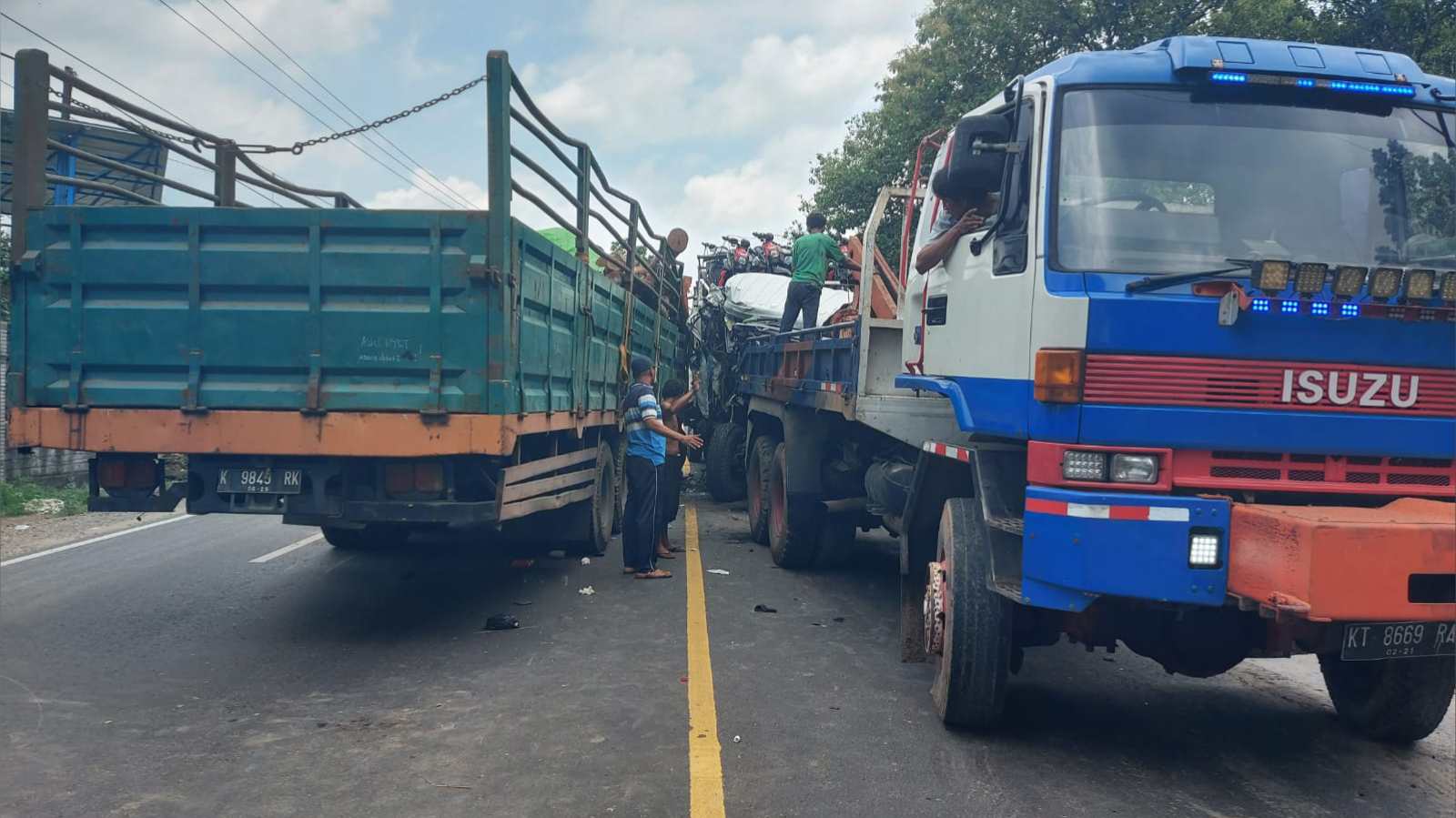 Maut di Jalur Pantura Tuban, Sopir Truk Pengangkut Motor Tewas Terjepit