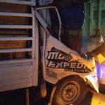 Bruakk..! Pikap Tabrak Truk Gandeng Parkir di Tuban, Sopir Tewas Terjepit
