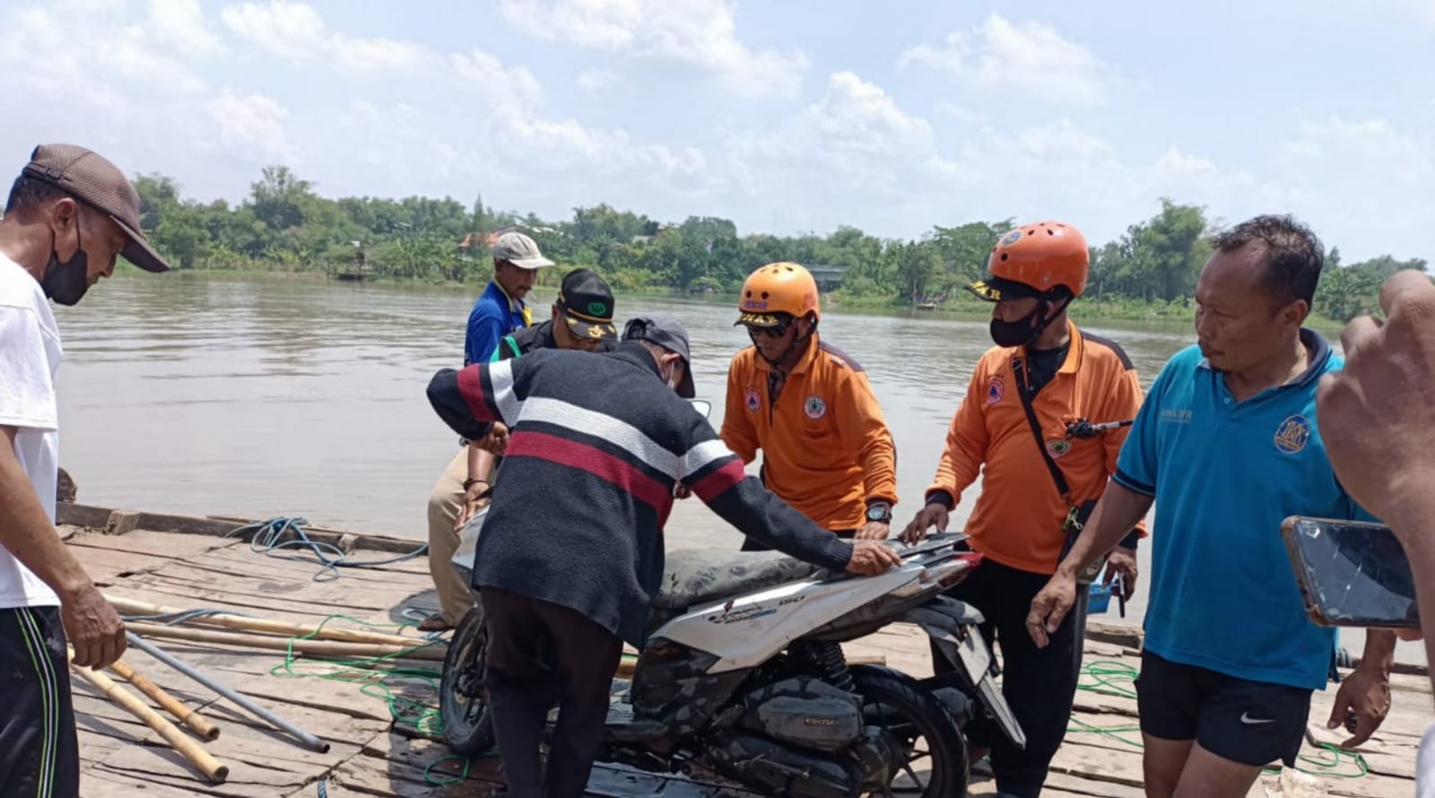 Bangkai Motor Keluarga Yang Tercebur Brantas di Jombang Ditemukan