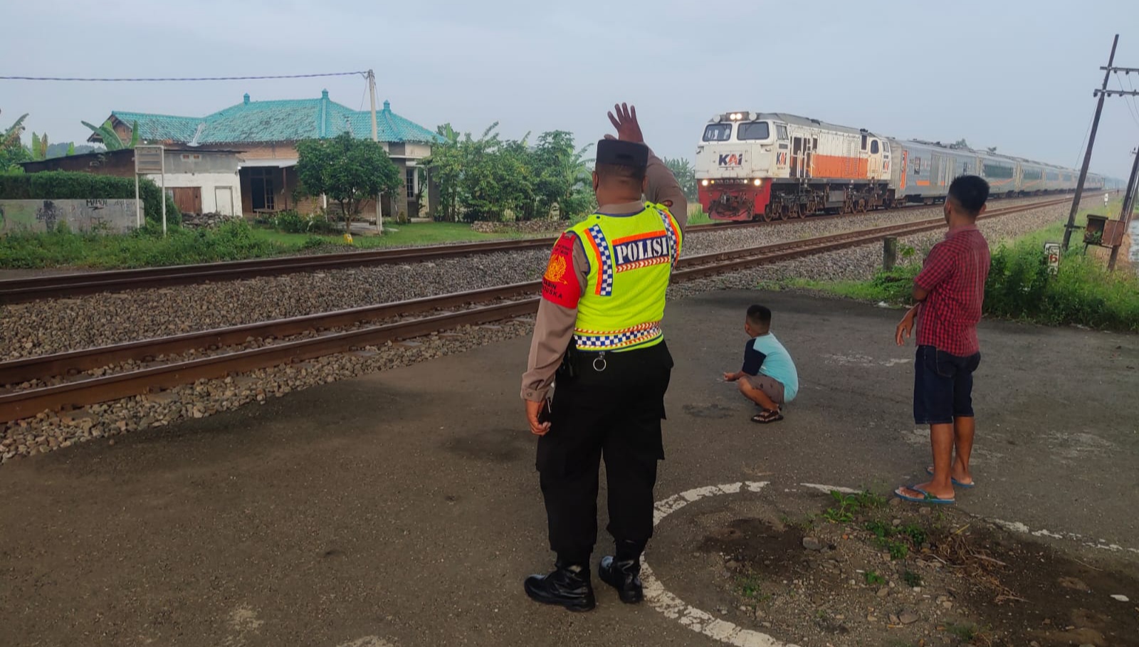 Polsuska Daop 7 Madiun Tertibkan Muda-mudi di Area Terlarang Jalur KA