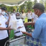 Ribuan Tukang Becak Datangi Pemkab Jombang Terima Paket Sembako