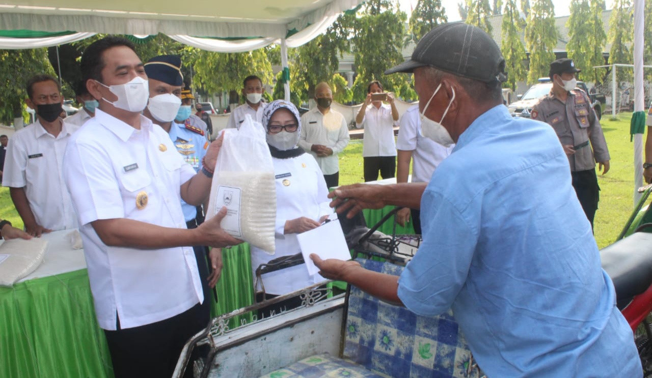 Ribuan Tukang Becak Datangi Pemkab Jombang Terima Paket Sembako