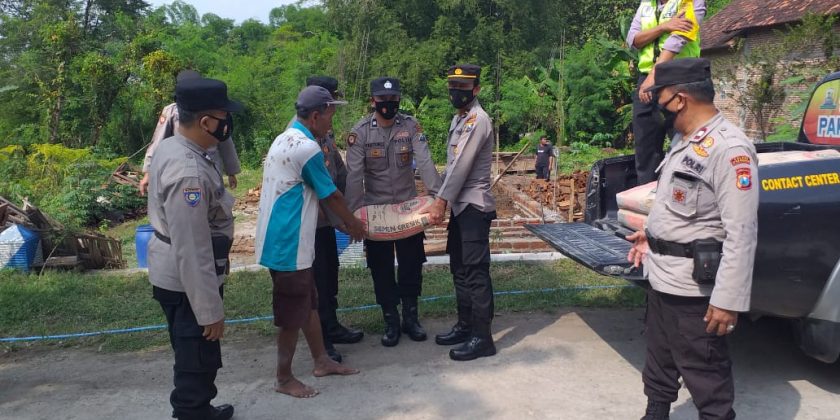 Polisi di Ponorogo Beri Bantuan Korban Tanah Longsor