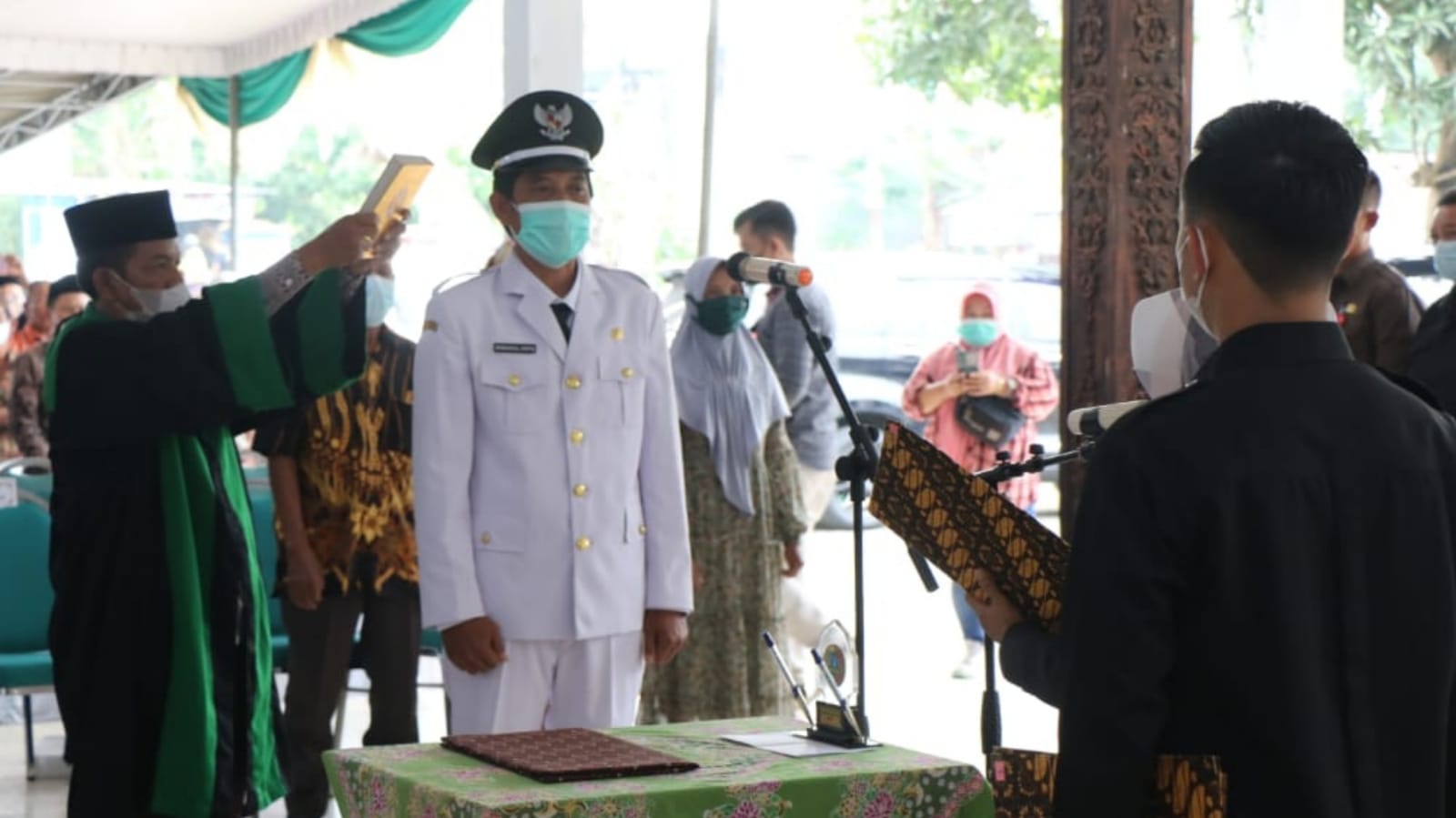 Kades Antar Waktu di Jombang Dilantik, Bupati: Jangan Ada Pungutan Liar