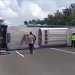 Ugal-Ugalan, Bus Sugeng Rahayu Terguling di Jalan Raya Madiun-Nganjuk