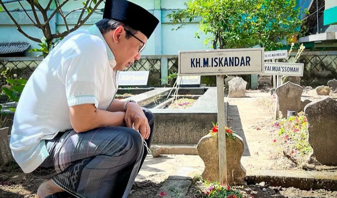 Menteri Halim Iskandar Nyekar Makam Ayah dan Sungkem Ibu di Jombang