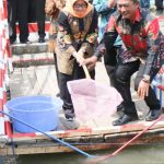 105 Ribu Benih Ikan Tombro Ditebar ke Sungai di Jombang