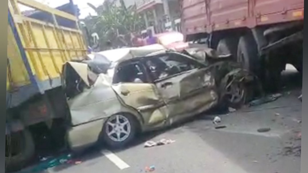 Kecelakaan di Pantura Tuban, Mobil Baleno Ringsek, Penumpang Terjepit