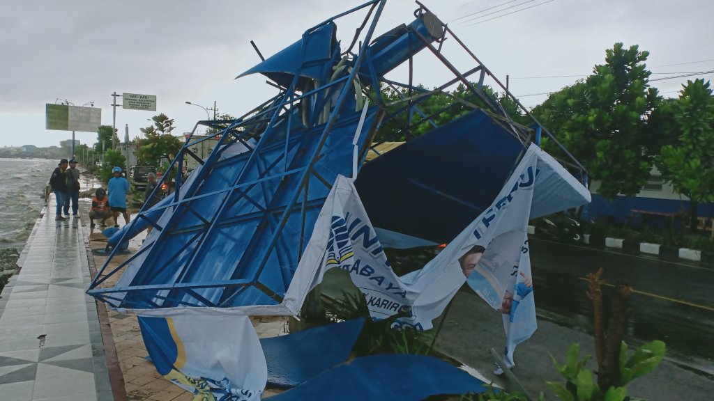 Baru Selesai Dicat, Papan Reklame Milik Pemkab Tuban Roboh