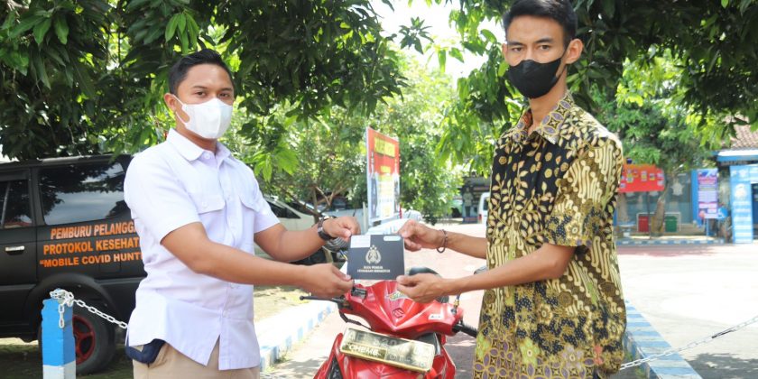 Polisi Serahkan BB Kasus Penggelapan Motor ke Pemilik di Magetan