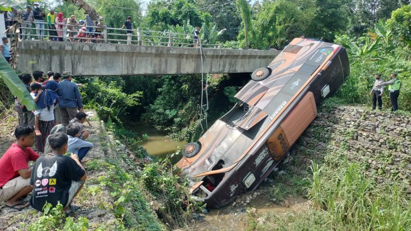 Bus Pariwisata Terjun Bebas di Sungai Tuban, Begini Kondisi Penumpang