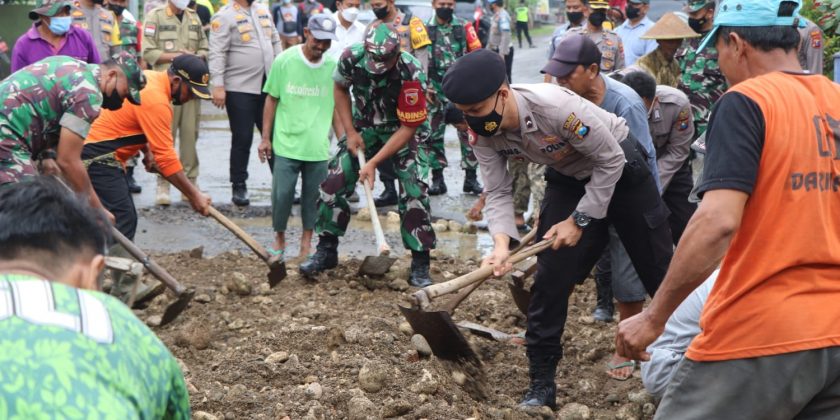 Gotong Royong Polisi dan Warga Perbaiki Jalan Desa Rusak di Trenggalek