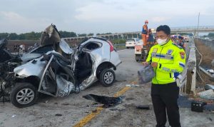 Kecelakaan Maut di Tol Nganjuk, Mobil Ringsek, 1 Penumpang Tewas