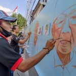 Melukis Mural Tokoh Bangsa Asal Jombang di Halaman Kantor Polisi, Keren!