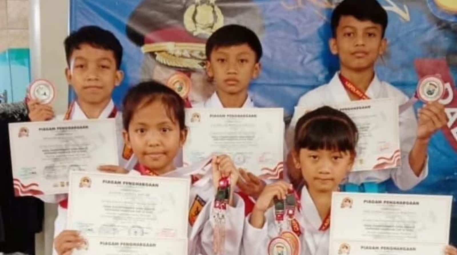 Top! 5 Siswa MI asal Kota Madiun Raih Juara Kejuaraan Karate di Nganjuk