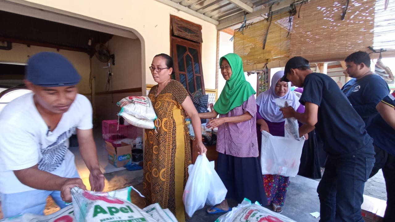 Warga Sumringah Terima Paket Sembako Dari AFCO Grup di Jombang