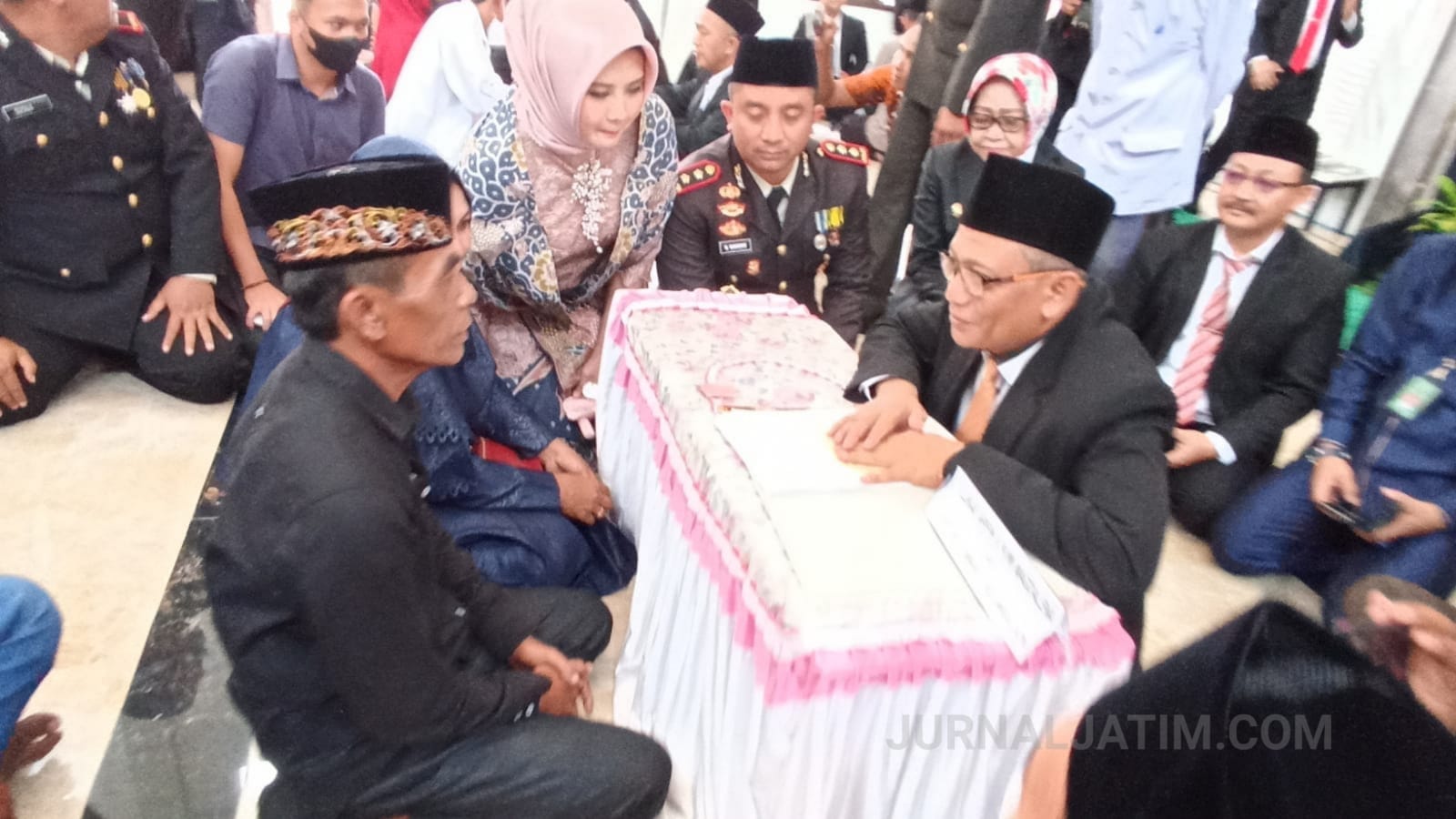 Pasangan Kakek Nenek Ini Ikuti Nikah Massal di Jombang, Romantis Abis!