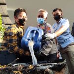 Pikap Bawa 14 Jeriken Tuak Tuban Distop di Jombang, Ini Barang Buktinya