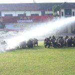 Puluhan Polisi di Polres Jombang Disiram Air Pakai Water Cannon