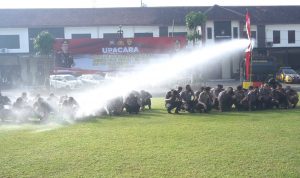 Puluhan Polisi di Polres Jombang Disiram Air Pakai Water Cannon