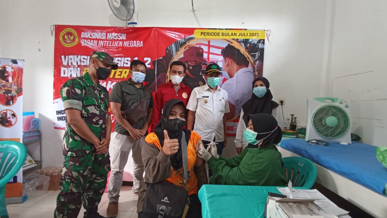BIN Jatim Vaksinasi Warga Desa Perbatasan di Jombang, Nih Bonusnya!