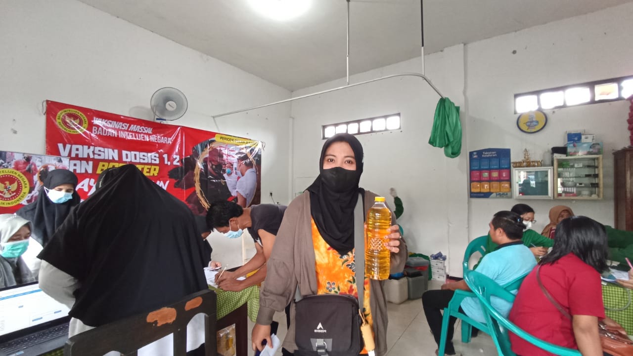 BIN Jatim Vaksinasi Warga Desa Perbatasan di Jombang, Nih Bonusnya!