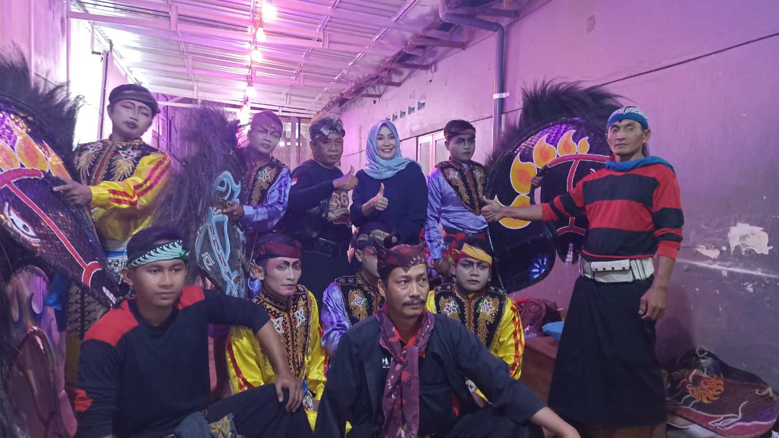 Mantan Sekda Jombang Ita Tribawati Serahkan Hadiah Lomba PKL Hias Rombong