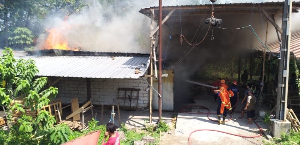Pipa Bocor, Pabrik Bahan Triplek di Bulurejo Nganjuk Kebakaran