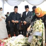 Khofifah Hadiri Pemakaman Ayah Wagub Jatim Emil Dardak di TMP Kalibata